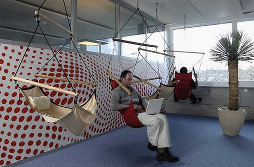ایده مفهوم دفاتر گوگل این است که کارمندان آن می توانند در حین کار آرام و راحت باشند.