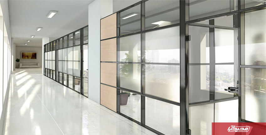 با نصب پارتیشن های شیشه ای برای تقسیم فضا، اجازه دهید نور آزادانه در اتاق گردش کند.